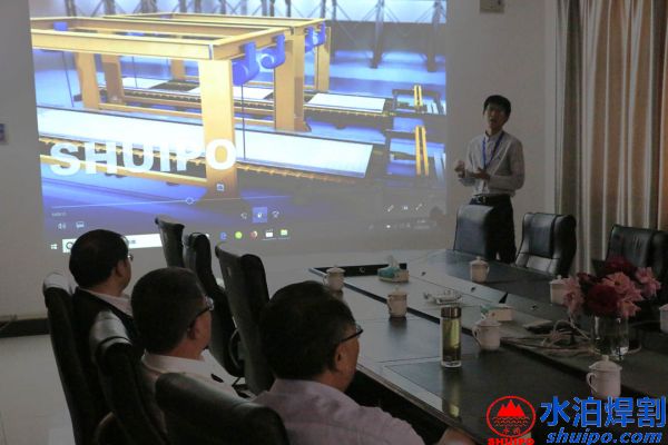 水泊總經(jīng)理講解鋁廂生產(chǎn)線(xiàn) 水泊總經(jīng)理講解鋁廂生產(chǎn)線(xiàn)
