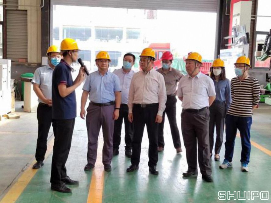 山東省科學(xué)院激光研究所所長(zhǎng)賈中青、山東省機(jī)械設(shè)計(jì)研究院院長(zhǎng)林江海帶領(lǐng)激光、高端裝備領(lǐng)域?qū)<乙恍?人到水泊焊割實(shí)地調(diào)研 (已調(diào)整大小) 山東省科學(xué)院激光研究所所長(zhǎng)賈中青、山東省機(jī)械設(shè)計(jì)研究院院長(zhǎng)林江海帶領(lǐng)激光、高端裝備領(lǐng)域?qū)<乙恍?人到水泊焊割實(shí)地調(diào)研 (已調(diào)整大小)